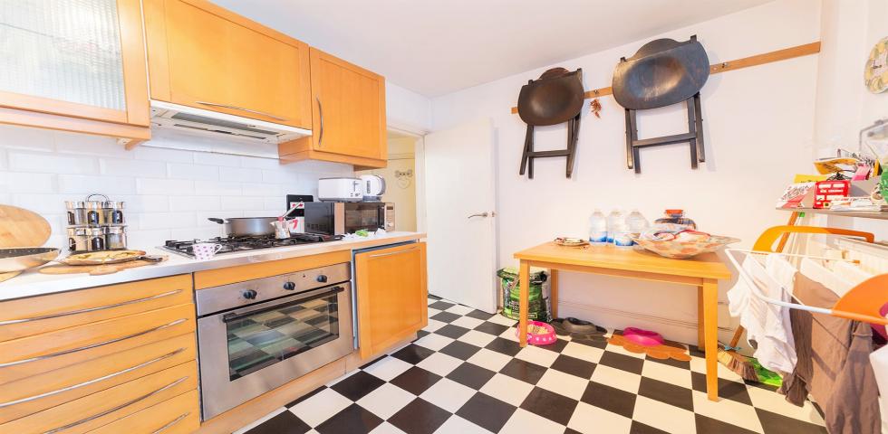 			SIZEABLE ONE BEDROOM GARDEN APARTMENT NW6, 1 Bedroom, 1 bath, 1 reception Flat			 Gascony Avenue, WEST HAMPSTEAD